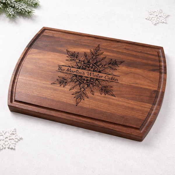 Tabla de cortar personalizada con nombre de familia, tabla de madera con copos de nieve grabados, regalo de Navidad para la cocina, decoración de cabaña, decoración rústica de cabaña, 697