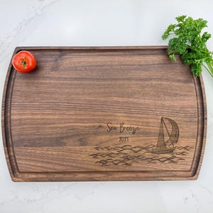 Planche à découper personnalisée, cadeau de mariage, cadeau nautique, cadeau de voile, cadeau de fiançailles, cadeau pour marin, cadeau voilier, cadeau capitaine, 537
