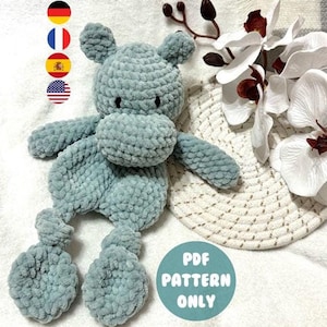 Op de afbeelding: Een haakpatroon voor een blauw pluche nijlpaard speelgoed. Het patroon is beschikbaar als PDF-download. De tekst "PDF PATTERN ONLY" is in wit op een blauwe cirkel geschreven.