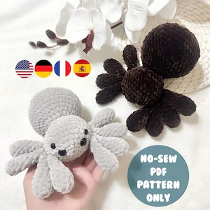 Puede incluir: Dos arañas de ganchillo, una gris claro y otra marrón oscuro, con cuerpos redondos y múltiples patas. La araña gris se sostiene en una mano. La imagen incluye una orquídea blanca y un círculo verde azulado con el texto "NO-SEW PDF PATTERN ONLY."