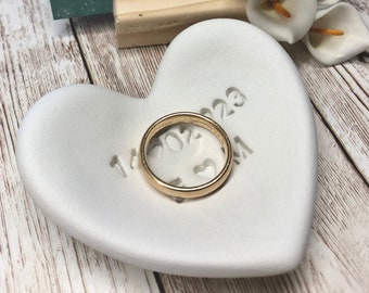 Ring Teller Herzform Schmuck personalisiert mit DATUM & INITIALEN Ringplatte, Ringtablett, Verlobung Hochzeit Gefälligkeiten Geschenk Andenken handgefertigt