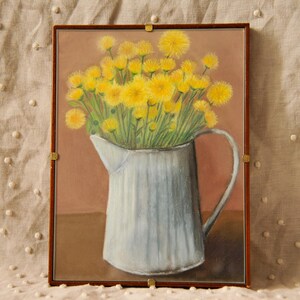 以下が含まれることがあります： 白いピッチャーに黄色いタンポポの花束が活けられている絵画。ピッチャーは表面がざらざらしていて、持ち手があります。背景は薄い茶色です。