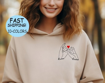Camiseta personalizada de San Valentín con texto "Tomar las manos", camiseta de pareja con corazones, sudadera personalizada con capucha y bolsillo con nombre personalizado (escritura con pincel).