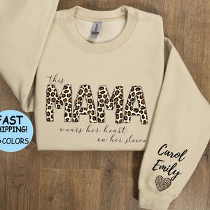 Diese Mama trägt ihr Herz auf ihrem Ärmel-Sweatshirt, benutzerdefiniertes Mama-Shirt mit dem Namen der Kinder auf dem Ärmel, Muttertag-Hoodie, Mama-T-Shirt (Wiedergabelisten-Schrift)
