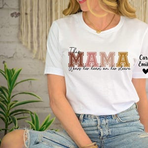 Diese Mama trägt ihr Herz auf ihrem Ärmel Shirt, personalisiertes Mama Shirt mit Kindernamen, Named Muttertagsgeschenk, Named Mom Shirt (Verlobung)