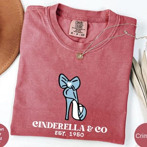 Comfort Colors® Cinderella and Co., Est. 1950, Presente de Aniversário da Disney, Férias na Disneylândia, Cinderella Company, Est. 1950, Presente para Férias na Disney