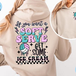 Könnte beinhalten: Ein beiger Hoodie mit einem Volleyball-Motiv und dem Text "Wenn du einen Soft-Serve willst, hol dir Eis".