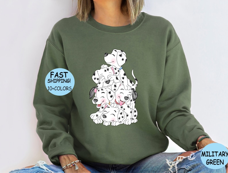 Puede incluir: Sudadera verde oliva con una ilustraci&oacute;n de dibujos animados de cachorros d&aacute;lmatas. Los cachorros est&aacute;n apilados, con manchas negras y caras sonrientes. La sudadera tiene el texto "FAST SHIPPING! 10+ COLORS" y "MILITARY GREEN" en las mangas.