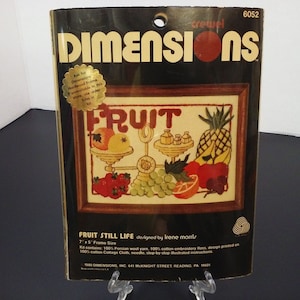Dimensiones Crewel Kit 6052 &#39;Fruit Still Life&#39; Irene Morris Hecho en EE.UU. Deadstock Nuevo en paquete Vintage 1980 NOS NWT 7x5 Pared colgante