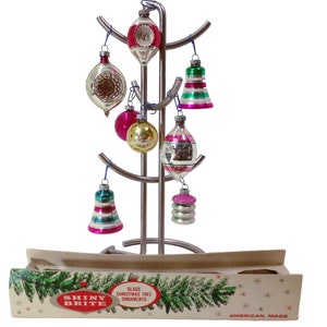 Bündel mit 8 Vintage MCM Shiny Brite Weihnachtsornamenten, Double-Indent Stripe Bells Mica Lantern Schablonenkugel + Eckhardt Tree Feather Box
