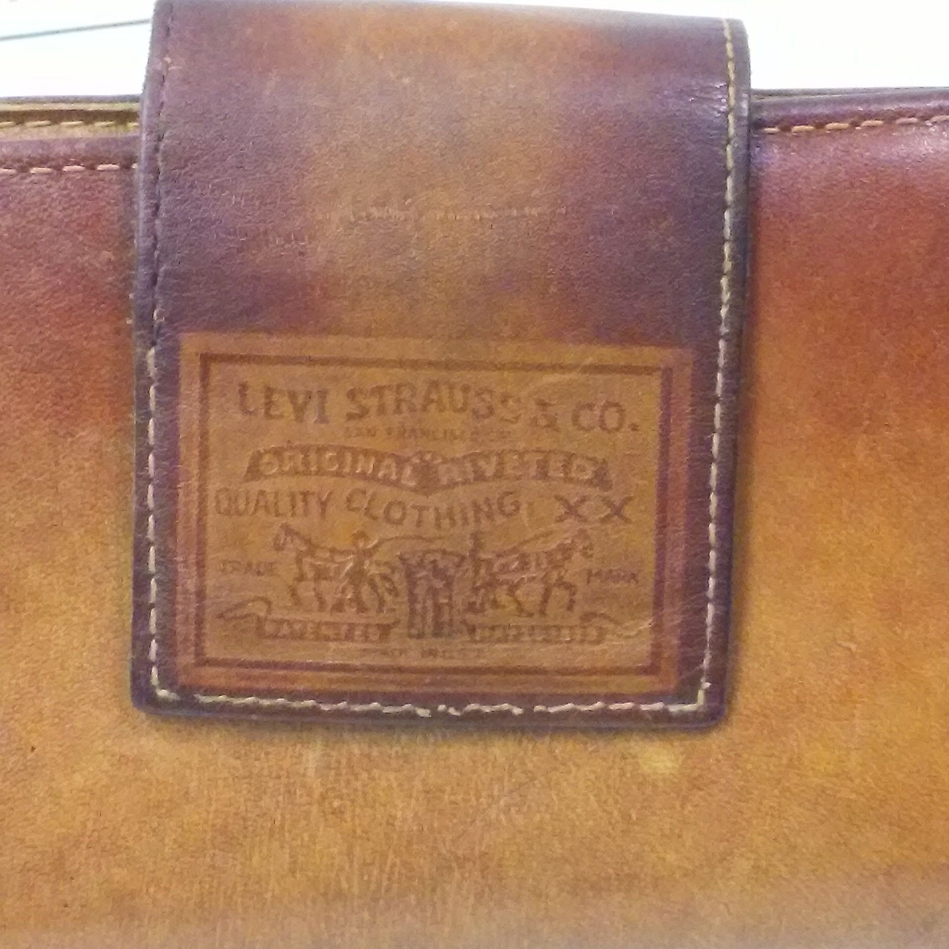 Vintage 70s-80s Levi Strauss & Co Leather Wallet Kiss-lock Vintage 70s-80s Levi Strauss & Co Leather Wallet Kiss-lock