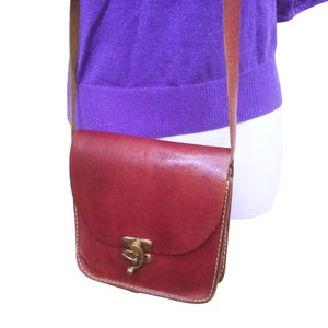 Vintage 60s-70s Boho Crossbody Leather Handbag 8x8 Top-Stitched Unique Brass Slide-Lock Hook-Clasp Hippy Preppy Granola Coastal Festival