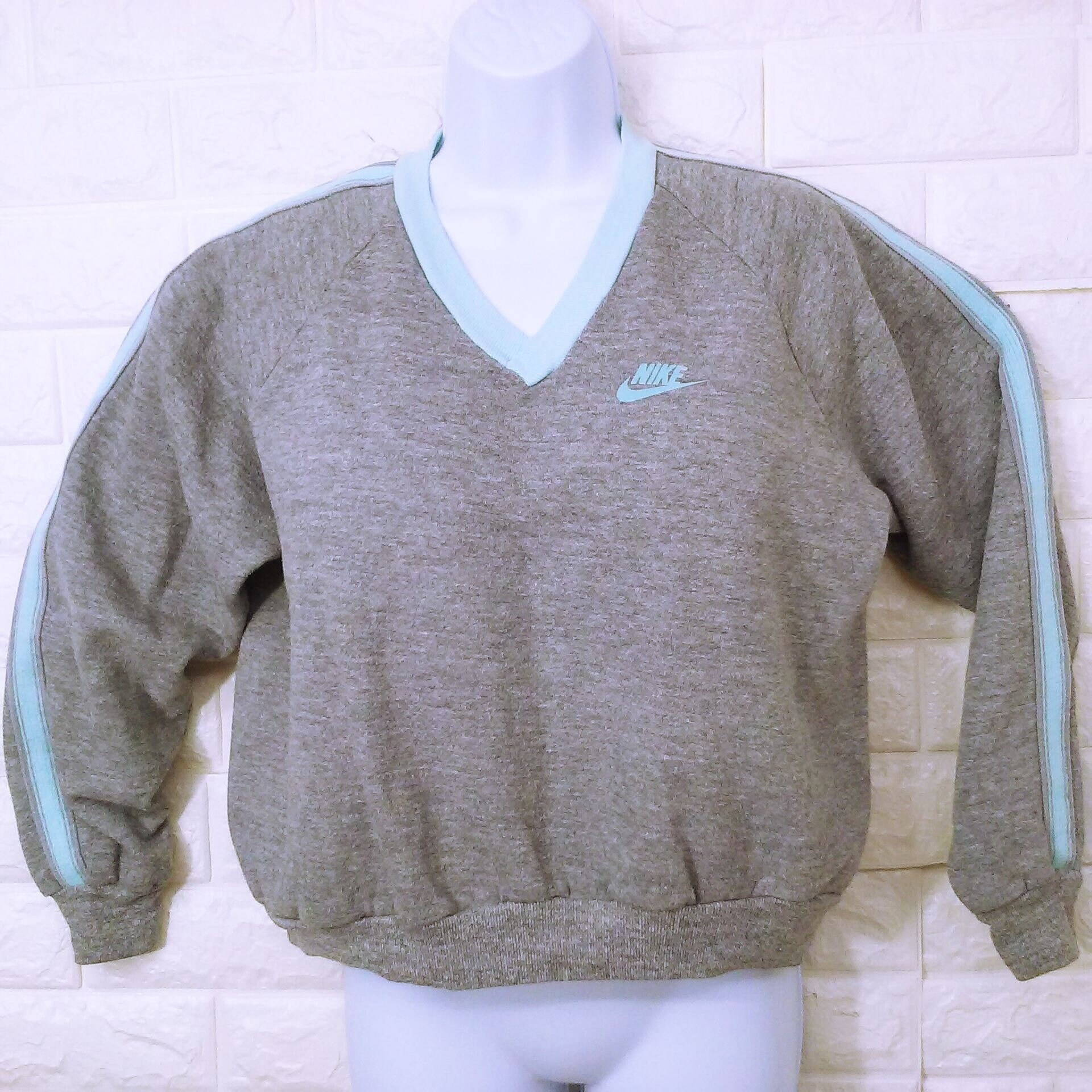 Vintage 80s 90s Nike Swoosh V Neck Sweatshirt Striped Sleeves Women L 12 14 Relaxed Boxy Crop Grey Baby Blue Athleisure Yoga Loungewear