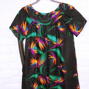 Vintage 80s Hilo Hattie Hawaii MuU MuU Maxi House Dress Womens-Small Pocket Flutter Sleeve Tropical &#39;Bird of Paradise&#39; Floral Black Neon