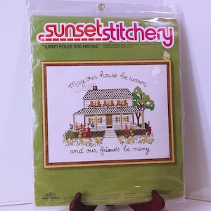 Vintage 1977 Sunset Stitchery Crewel Kit de costura #2651 &#39;Warm House & Friends&#39; sellado nuevo en paquete Deadstock Retro Nostalgia DIY Project