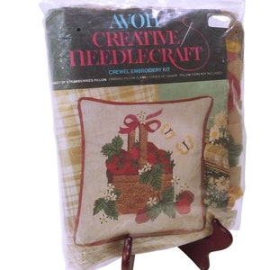 Vintage 1974 Avon Creative Needlecraft Kit Crewel bordado &#39;Cesta de fresas&#39; almohada abierta iniciado suministros completos retro nostalgia