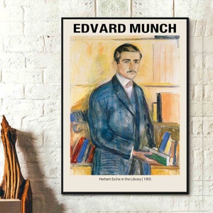 Puede incluir: Un póster enmarcado con una pintura de Edvard Munch titulada "Herbert Esche en la biblioteca" de 1905. La pintura representa a un hombre con un traje azul de pie en una biblioteca, sosteniendo una pila de libros.