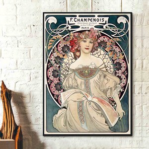 Może przedstawiać: Wizerunek vintage w stylu secesyjnym przedstawiający kobietę w białej sukni z wieńcem kwiatowym, trzymającą książkę. Plakat jest oprawiony w czarną ramę i zawiera tekst "F. Champenois Imprimeur-Editeur 60, Boul. St. Michel PARIS 1898" w górnej części.
