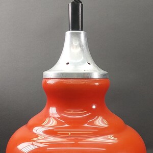 Original taklampa i orange glas från 1970-talet i rymdåldern – Europeisk vintagebelysning