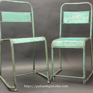 Cadeira de bistrô rústica verde menta, assento antigo indonésio empilhável de ferro, cadeira de metal para café com pátina desgastada, decoração industrial.
