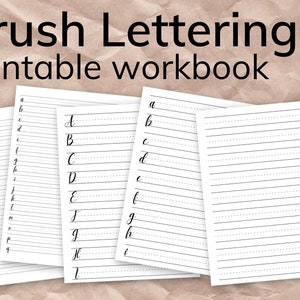 Puede incluir: Cuatro hojas de trabajo imprimibles para practicar la caligrafía con pincel. Cada hoja presenta una letra diferente del alfabeto con líneas para practicar la letra. El título de las hojas de trabajo es "Brush Lettering printable workbook".
