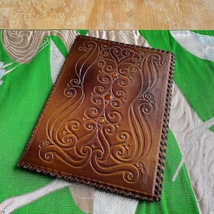 Carpeta de documentos de cuero genuino vintage decorada con ámbar, cubierta de cuero soviético de los años 70, soporte de menú con patrón de flores