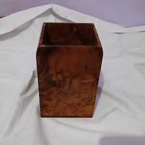 La tasse en bois de thuya est de forme carrée et la hauteur est rectangulaire