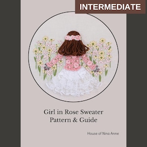 Puede incluir: Un patrón y guía de bordado titulado "Girl in Rose Sweater". El diseño presenta a una niña con un suéter rosa y una falda blanca, rodeada de flores, todo dentro de un marco circular. La palabra "Intermedio" está en la parte superior.