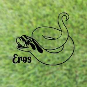 Peut inclure: Un dessin au trait noir d'un serpent avec le mot "Eros" en cursive. Le serpent a un visage souriant avec des marques noires et un corps enroulé. Le fond est un vert flou.