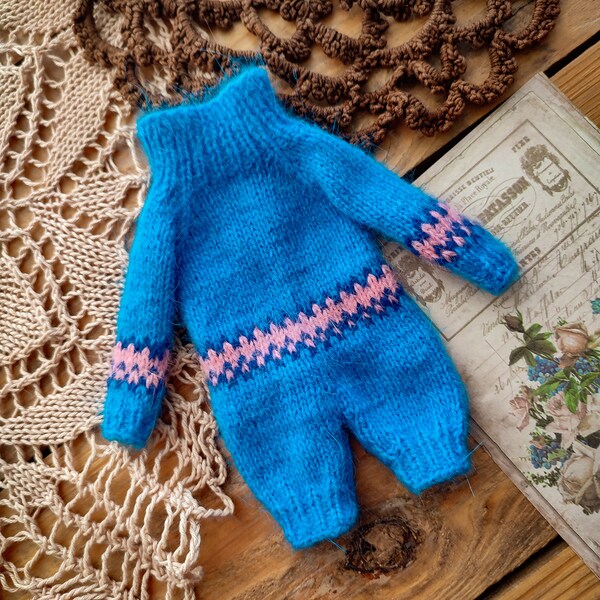 Blythe doll clothes: a knitted jumpsuit (overalls)