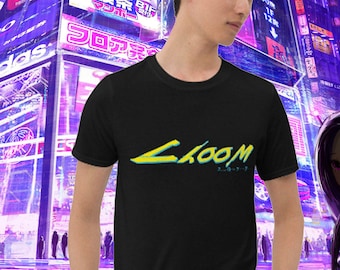 以下が含まれることがあります： レトロな80年代風のフォントで「LOOM」という言葉が黄色と青のグラフィックで描かれた黒いTシャツ。「LOOM」という言葉の下に、より小さなフォントで「20-7-7」というテキストが書かれている。