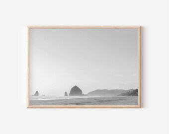 Impresión en blanco y negro de Cannon Beach, Haystack Rock, costa de Oregón (descarga digital)
