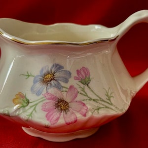 Beautiful Vintage creamer by Homer Laughlin