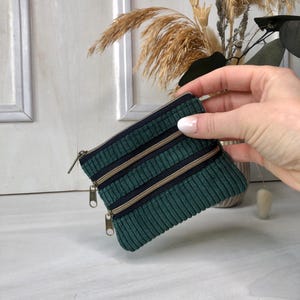 Mini Geldbeutel dunkelgrün aus Cord mit drei Fächern, kleines Cordportemonnaie, Geldbörse klein