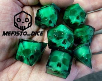 Puede incluir: Conjunto de siete dados verdes con un diseño de calavera. Los dados son translúcidos y tienen un diseño de calavera blanca en cada cara.