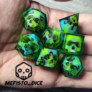 Dice Set Custom - Warlock Skull - Handgemaakte hars dobbelstenen voor D&D en rollenspel - Set van 7 polyhedrale scherpe randen dobbelstenen