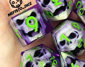 Könnte beinhalten: Nahaufnahme von mehreren polyedrischen Würfeln mit einem Totenkopf-Design. Die Würfel sind transparent mit einem violett-weißen Wirbelmuster im Inneren. Die Zahlen sind leuchtend grün. Der Markenname "MEFISTO_DICE" befindet sich in der oberen linken Ecke.