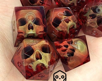 Würfelset für D&D (Dungeons and Dragons), bronzener Schädel und roter Harz-W20