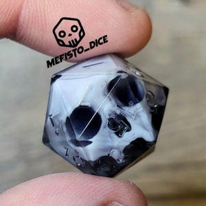 d20 dobbelstenen voor het spelen van Dungeons and Dragons met een witte schedel erin en zwarte hars