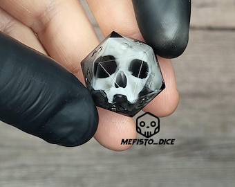 Dado d20 para jugar a Dungeons and Dragons con una calavera blanca en el interior y resina negra.