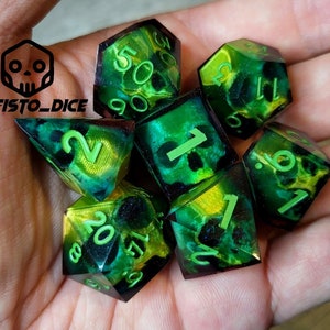 Conjunto de dados cráneo Sharp Edge, D&D Dice Set para mazmorras y dragones d y D Polyhedral Dice Set - d20 d12 d10 d8 d6 d4 brujo magia bárbara