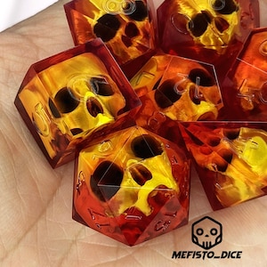Zestaw kości do gry D&D Dungeons and Dragons Sharp Edge - K20, K12, K10, K8, K6, K4, w kolorze złotym i ognistoczerwonym z żywicy