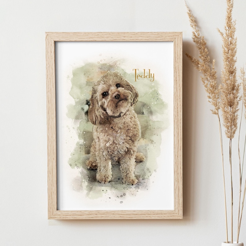 Puede incluir: Una pintura de acuarela de un perro marr&oacute;n y blanco llamado Teddy. El perro est&aacute; sentado y mirando hacia la izquierda. El fondo es un lavado de acuarela verde y blanco suave.