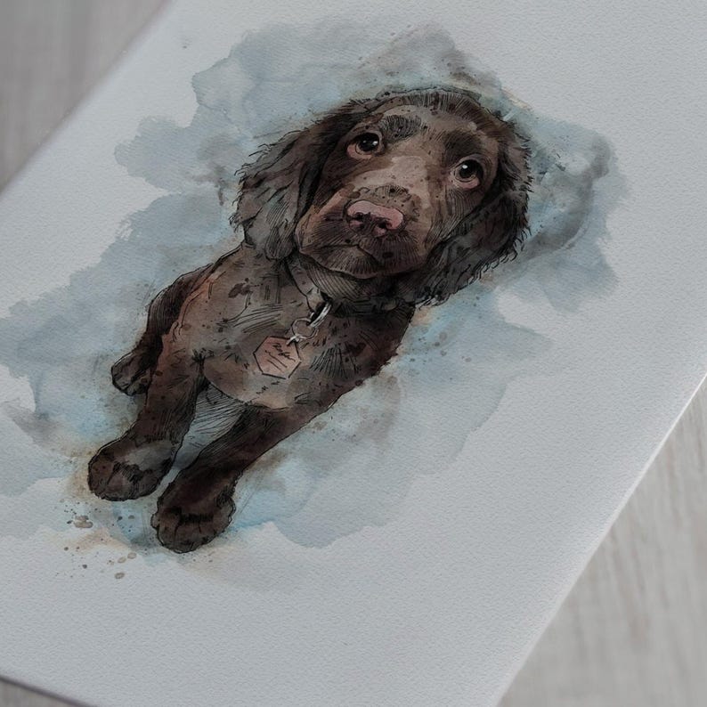Puede incluir: Pintura de acuarela de un perro marr&oacute;n con collar y placa. El perro est&aacute; mirando al espectador con una expresi&oacute;n curiosa. El fondo es una suave acuarela azul.
