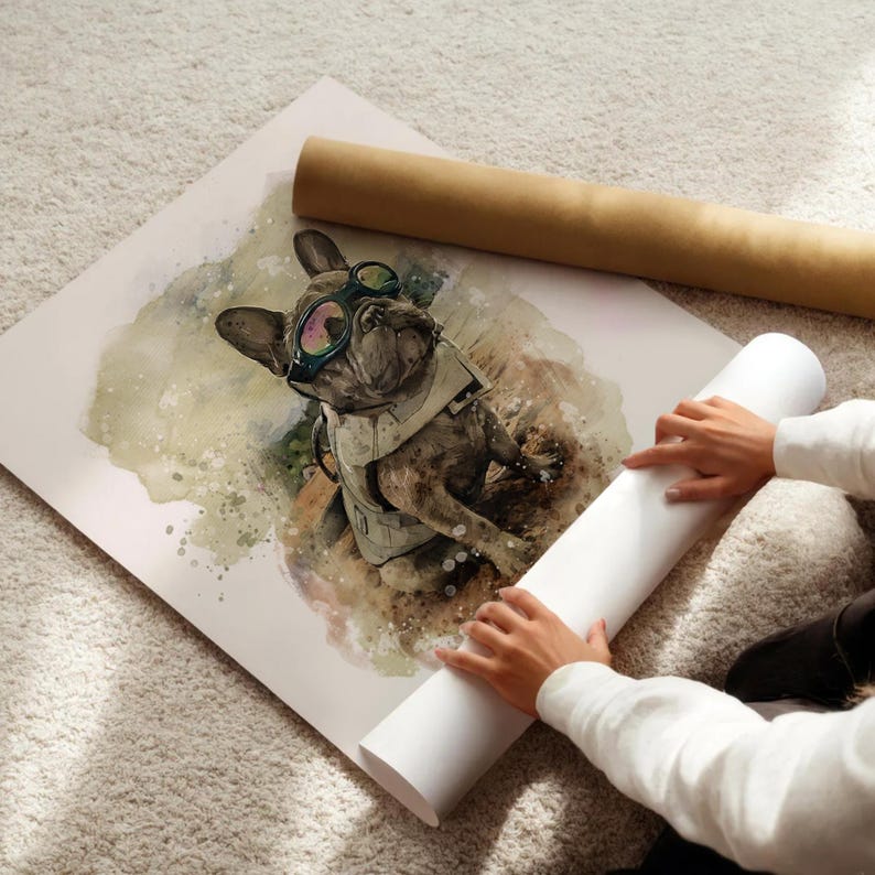 Puede incluir: Una pintura de acuarela de un bulldog franc&eacute;s con gafas de aviador y un chaleco. El perro mira hacia arriba a la c&aacute;mara con una expresi&oacute;n juguetona. El fondo es un lavado de acuarela suave y abstracto en tonos de verde, marr&oacute;n y blanco.