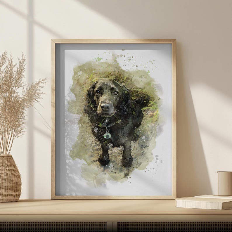 Puede incluir: Una pintura de acuarela de un perro negro con un collar marr&oacute;n mirando directamente al espectador. El perro est&aacute; de pie en un campo de hierba verde con un fondo de acuarela.