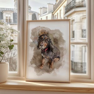 Puede incluir: Una pintura de acuarela de un perro marr&oacute;n y negro con un collar rojo. El perro est&aacute; sentado y mirando al espectador. La pintura tiene un fondo suave de acuarela.