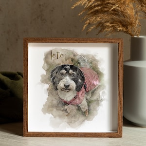 Puede incluir: Una pintura de acuarela enmarcada de un perro llamado Toto. El perro lleva un su&eacute;ter a rayas rojas y blancas y mira directamente al espectador. El fondo es un suave lavado de acuarela de marr&oacute;n y gris.
