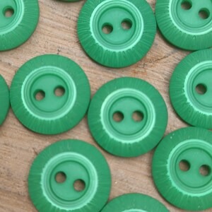 Semi-matt small button green classic design, set of 12.