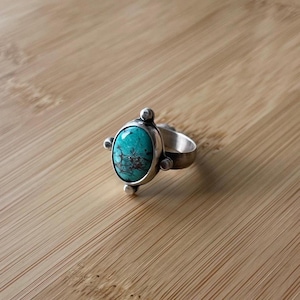 Rozmiar 7,5 Tybetański pierścień owalny z turkusem ~ Styl boho ~ Biżuteria festiwalowa ~ Pierścień z wyrazistym wzorem ~ Srebro wysokiej próby.